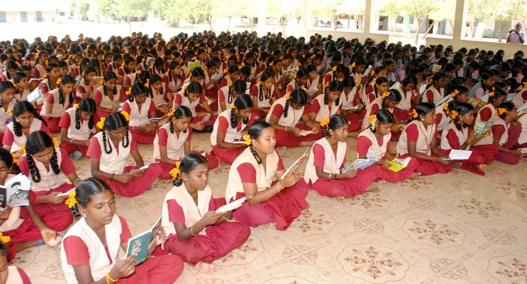  At Pudukkottai, 2.5 lakh students read the book at the same time !!
